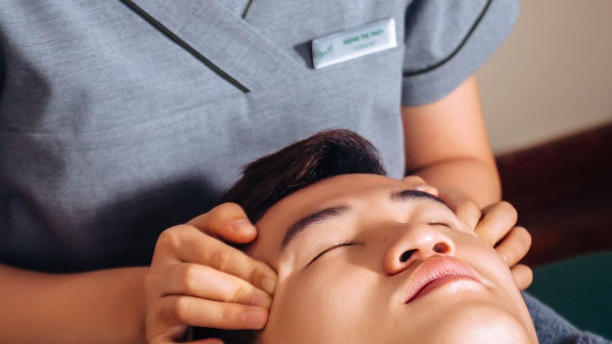 Neck and shoulder therapy at Ngải Spa