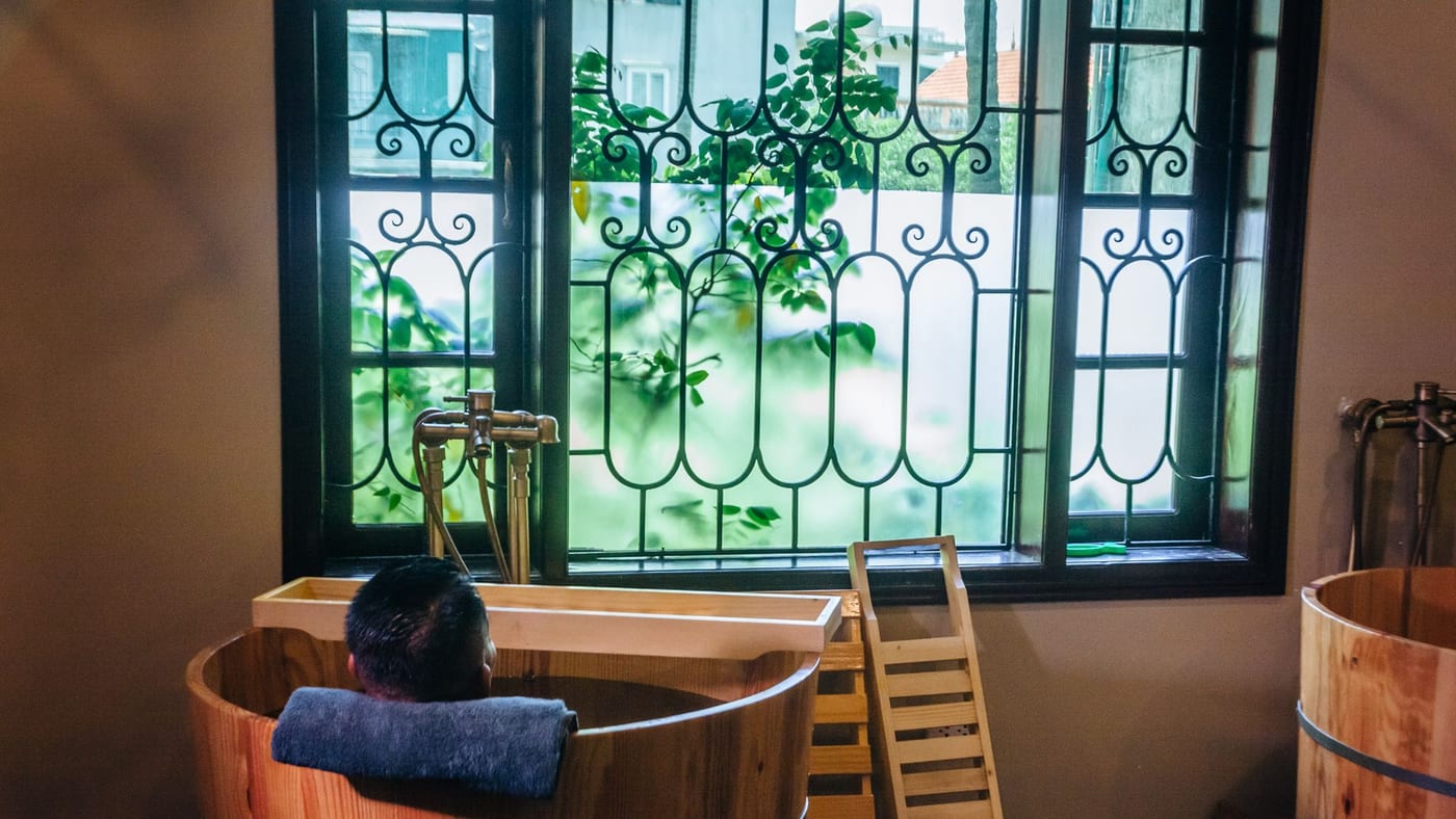 Bồn gỗ ngâm thảo mộc bên cửa sổ tại Ngải Spa