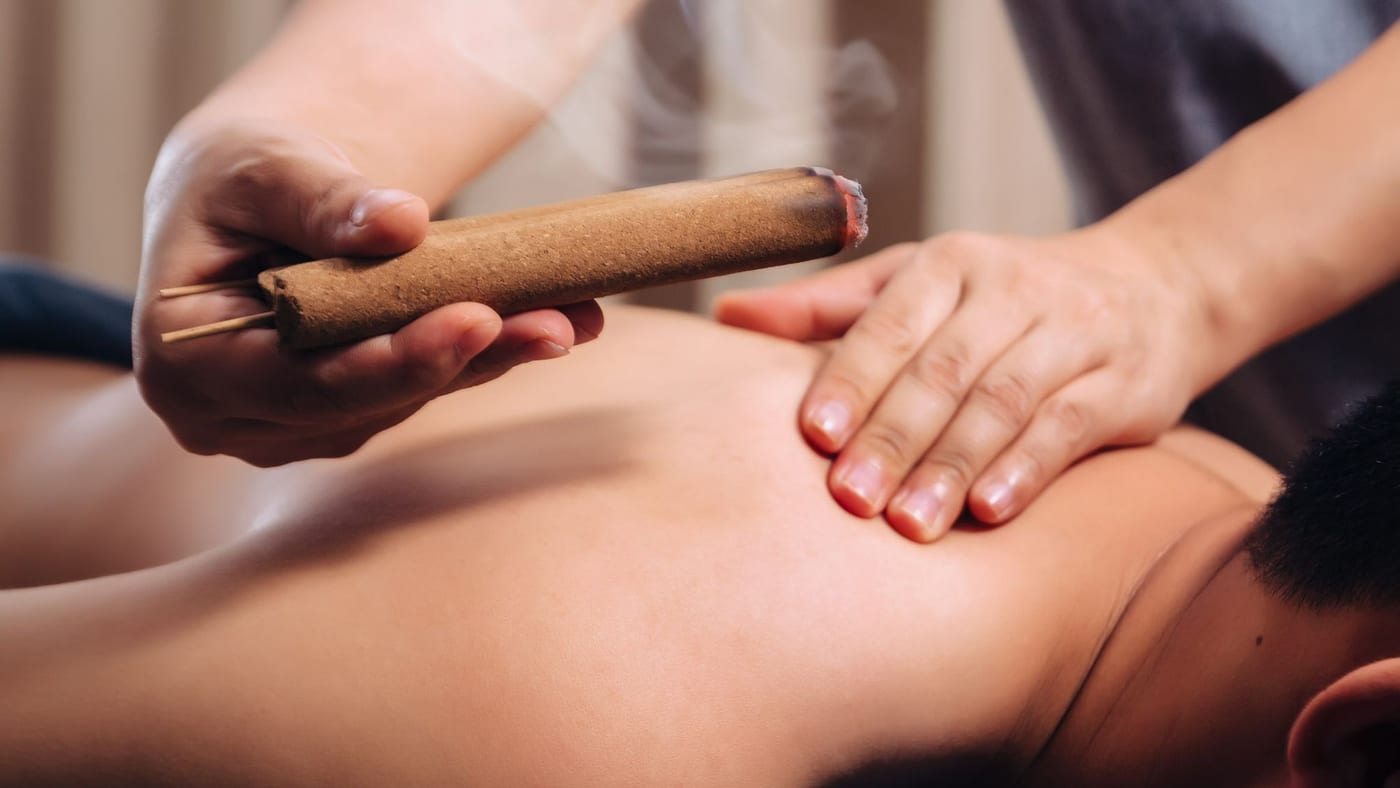 Hơ ngải trên lưng — liệu pháp đặc trưng của Ngải Spa