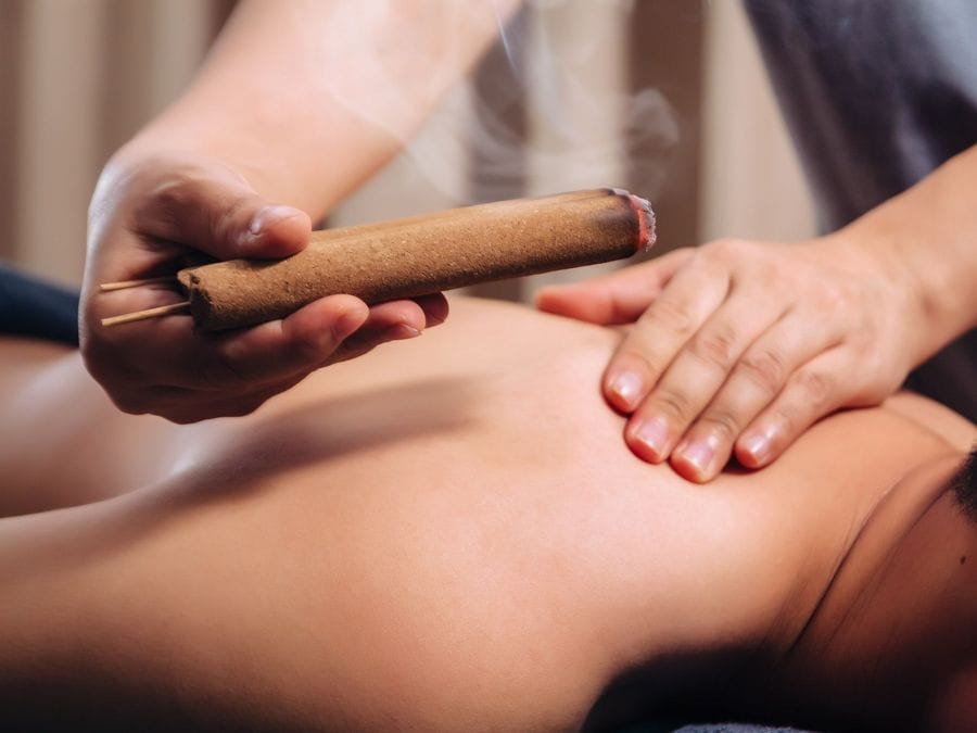 Hơ ngải trên lưng tại Ngải Spa