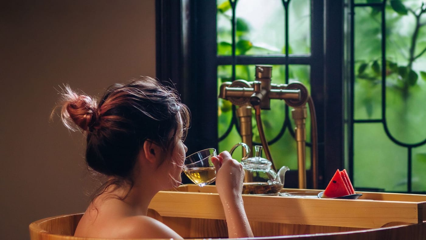 Khách ngâm bồn lá tại Ngải Spa