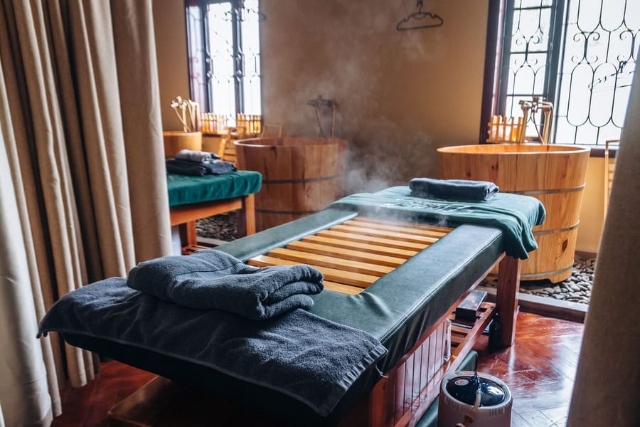 Phòng trị liệu riêng tại Ngải Spa với bồn gỗ ngâm bài lá