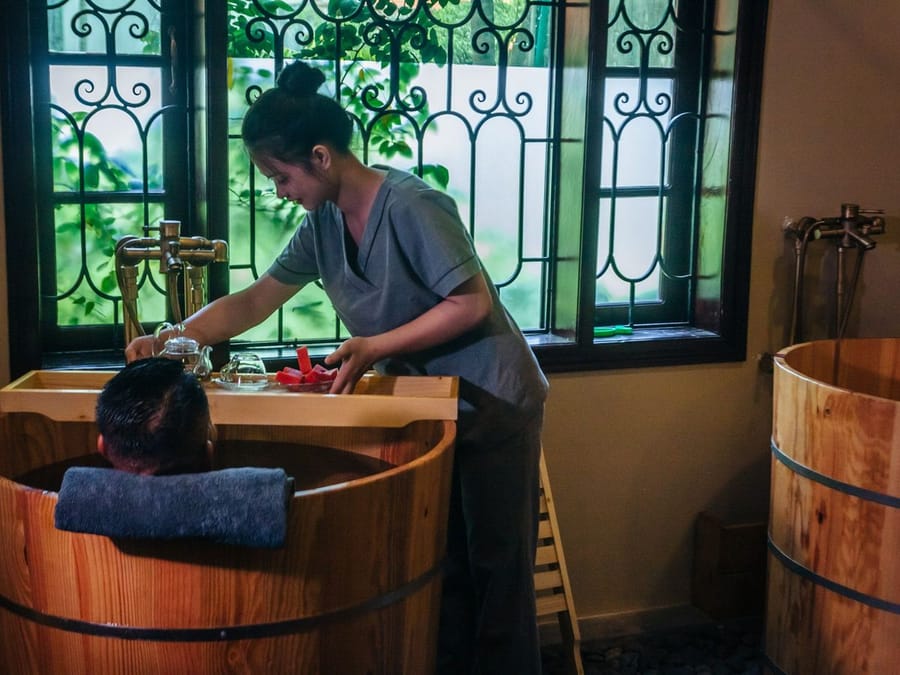 Ngâm bồn lá tại Ngải Spa — bài lá do Ngải tự pha